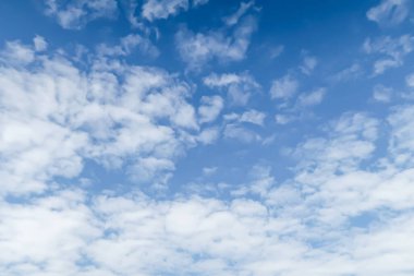 Mavi gökyüzünde sirus bulutları. Beyaz lekeli mavi arka plan. Öğleden sonra gökyüzü.