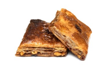 Beyaz arka planda puf kek brownisi.