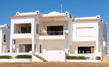 Sharm el Sheikh, Mısır - 28 Ocak 2020: Mısır 'da beyaz villalar. Deniz, havuz, mavi gökyüzünün arka planında plaj. Lüks evlerde deniz tatili.