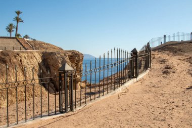 Afrika kıyılarının arka planında metal çitler var..