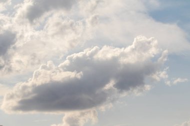 Mavi güneşli gökyüzü, beyaz Cumulus bulutları daha alçak bulut tabakası, gökyüzü arkaplanı .