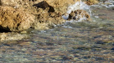 Taşlarda deniz dalgası, köpüklü sprey, yaz manzarası..