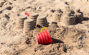 Kumda parlak plastik çocuk oyuncakları. Çocuklar için plaj tatili kavramı.