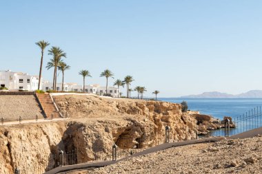 Sharm el Sheikh, Mısır - 28 Ocak 2020: Mısır 'da beyaz villalar. Deniz, havuz, mavi gökyüzünün arka planında plaj. Lüks evlerde deniz tatili.