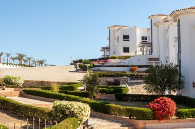 Sharm el Sheikh, Mısır - 28 Ocak 2020: Mısır 'da beyaz villalar. Deniz, havuz, mavi gökyüzünün arka planında plaj. Lüks evlerde deniz tatili.