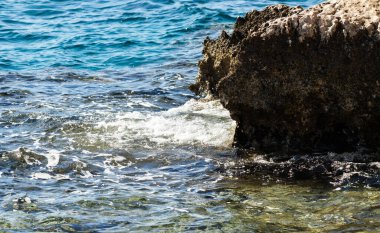 Taşlarda deniz dalgası, köpüklü sprey, yaz manzarası..