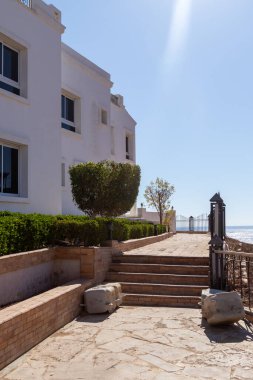 Orta Doğu 'daki binalar, Arap evleri, beyaz sıva. Mavi gökyüzüne karşı, sıcak yaz.