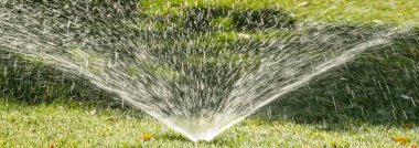 Sulama Sistemi Yeşil çimenleri suluyor, bulanık arkaplan