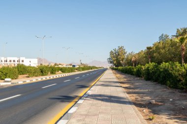 Asfalt yolu, yaya yolu, Afrika 'da yaz günü..