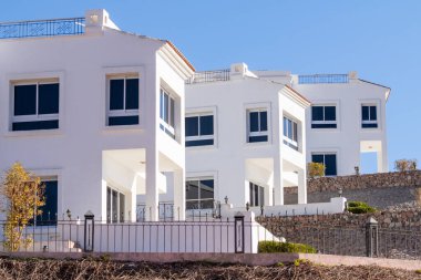 Sharm el Sheikh, Mısır - 28 Ocak 2020: Mısır 'da beyaz villalar. Deniz, havuz, mavi gökyüzünün arka planında plaj. Lüks evlerde deniz tatili.