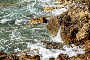 Taşlarda deniz dalgası, köpüklü sprey, yaz manzarası..