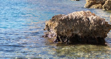 Taşlarda deniz dalgası, köpüklü sprey, yaz manzarası..