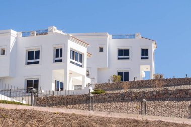 Sharm el Sheikh, Mısır - 28 Ocak 2020: Mısır 'da beyaz villalar. Deniz, havuz, mavi gökyüzünün arka planında plaj. Lüks evlerde deniz tatili.