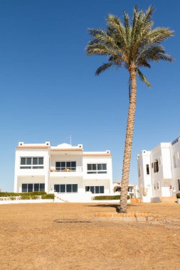 Sharm el Sheikh, Mısır - 28 Ocak 2020: Mısır 'da beyaz villalar. Deniz, havuz, mavi gökyüzünün arka planında plaj. Lüks evlerde deniz tatili.