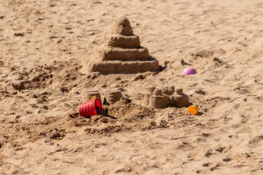 Deniz kıyısındaki kumsal binaları. Çocuksu kum evleri..