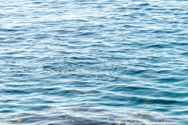 Denizin arka planı. Ufuk çizgisine bakan klasik mavi deniz..