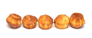 Beyaz arka planda puf kek brownisi.