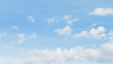 Beyaz bulutlu mavi gökyüzü, güneşli bir gün..