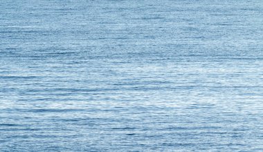 Denizin arka planı. Ufuk çizgisine bakan klasik mavi deniz..