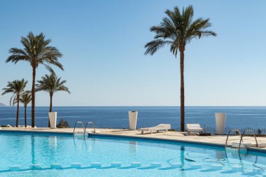 Denize bakan güzel bir havuz, mavi gökyüzünün arka planı, su. Lüks tropikal plajlar. Deniz Burnu Dinlenme Konsepti.