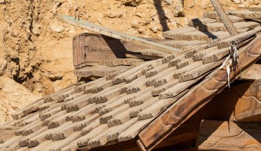 Evin çatı kiremitleri eski..