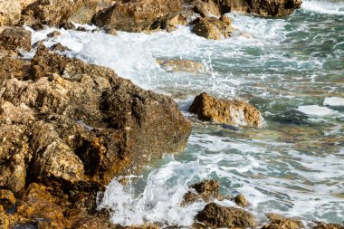 Taşlarda deniz dalgası, köpüklü sprey, yaz manzarası..