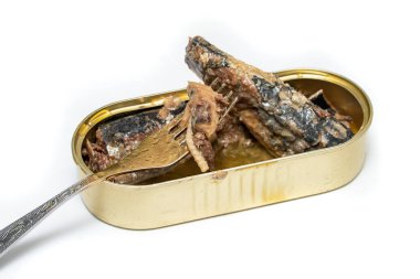 Beyaz arka planda balık yağlı teneke kutu. Yağ içinde balık kavanozunu aç, yolu kes.