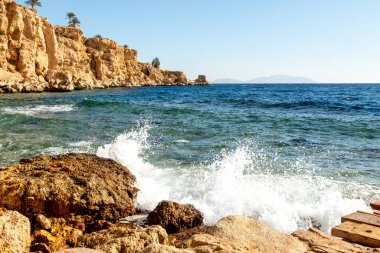 Taşlarda deniz dalgası, köpüklü sprey, yaz manzarası..