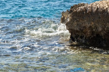 Taşlarda deniz dalgası, köpüklü sprey, yaz manzarası..
