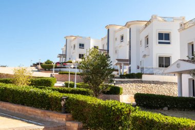 Sharm el Sheikh, Mısır - 28 Ocak 2020: Mısır 'da beyaz villalar. Deniz, havuz, mavi gökyüzünün arka planında plaj. Lüks evlerde deniz tatili.