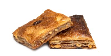 Beyaz arka planda puf kek brownisi.