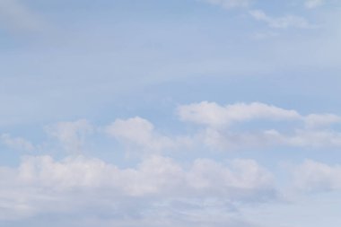 Beyaz bulutlu mavi gökyüzü arkaplanı.