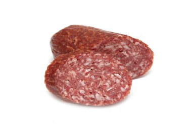 Dilimlenmiş salam sosisi beyaz arka planda izole edilmiş..