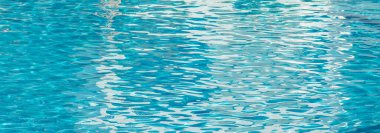 Su yüzeyi arka planı. Güneş yansımalı mavi havuz suyu. Havuzda su dalgaları.