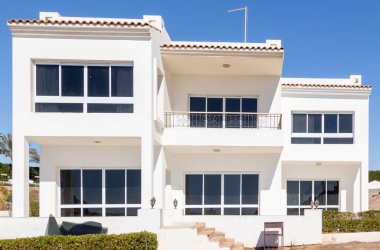 Orta Doğu 'daki binalar, Arap evleri, beyaz sıva. Mavi gökyüzüne karşı, sıcak yaz.