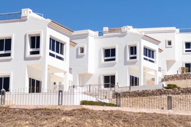 Sharm el Sheikh, Mısır - 28 Ocak 2020: Mısır 'da beyaz villalar. Deniz, havuz, mavi gökyüzünün arka planında plaj. Lüks evlerde deniz tatili.