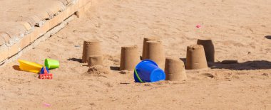 Deniz kıyısındaki kumsal binaları. Çocuksu kum evleri..