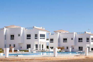 Sharm el Sheikh, Mısır - 28 Ocak 2020: Mısır 'da beyaz villalar. Deniz, havuz, mavi gökyüzünün arka planında plaj. Lüks evlerde deniz tatili.