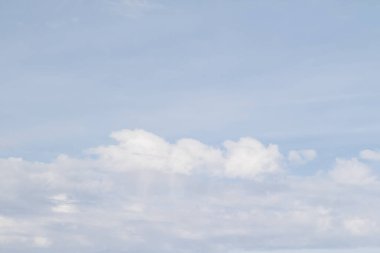 Beyaz bulutlu mavi gökyüzü arkaplanı.