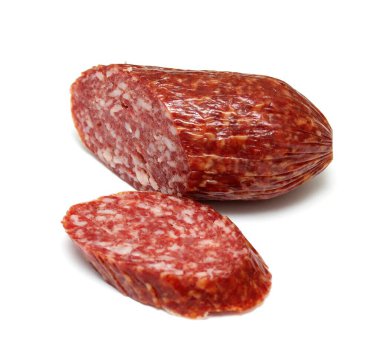 Dilimlenmiş salam sosisi beyaz arka planda izole edilmiş..