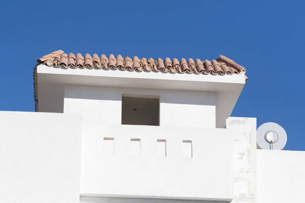 Minimalne Tło Stylu Architektonicznym Białe Ściany Przed Błękitnym Niebem — Zdjęcie stockowe