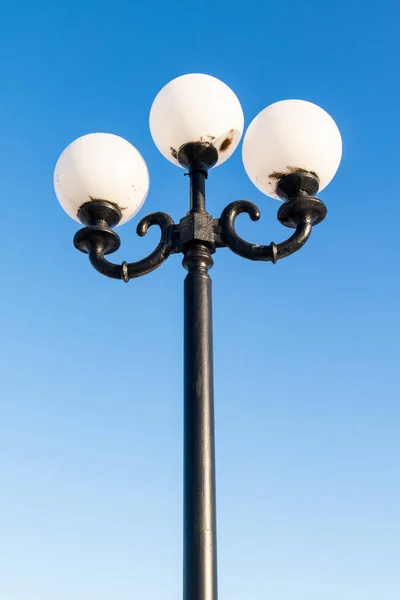 Vita Lamplampor Mot Den Blå Himlen Eftermiddagen — Stockfoto