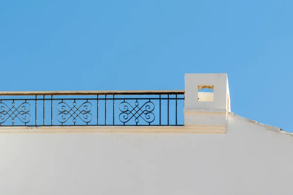 Sfondo Minimale Stile Architettonico Pareti Bianche Contro Cielo Blu — Foto Stock
