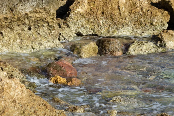 Fala Morska Kamieniach Piankowy Spray Letni Krajobraz — Zdjęcie stockowe