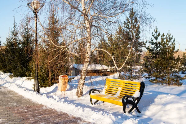 Zimním Parku Odpoledne Žlutá Dřevěná Lavička Zimní Krajina — Stock fotografie