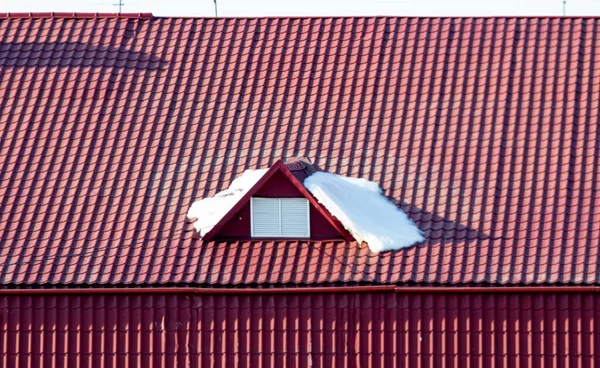 Κόκκινη Οροφή Κεραμίδια Χιόνι Φόντο — Φωτογραφία Αρχείου