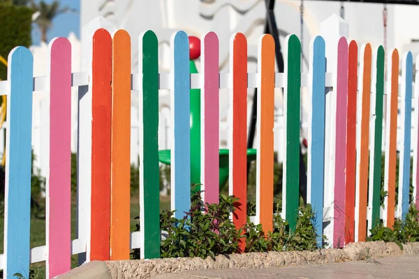 Belo Rack Colorido Brilhante Cerca Madeira Pinhão Paisagem Primavera — Fotografia de Stock