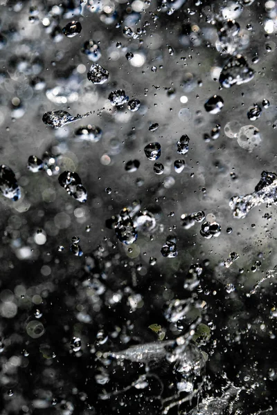 Σταγόνες Νερού Περιορίζονται Σκοτεινό Φόντο Πιτσιλιές Νερού Παγωμένες Στον Αέρα — Φωτογραφία Αρχείου