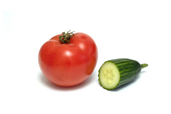 番茄和半根黄瓜 白色底色 — 图库照片