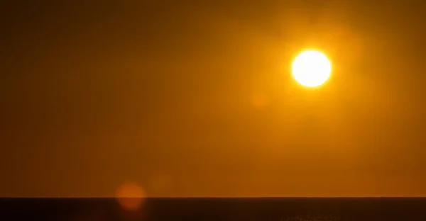 海の日没の日の出の太陽の上に赤い太陽 美しい空 — ストック写真